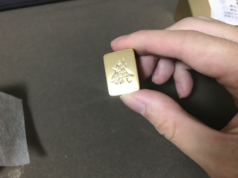 golden-mahjong-tile-in-hand