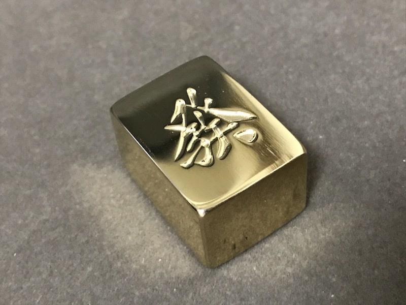 golden-mahjong-tile-on-desk