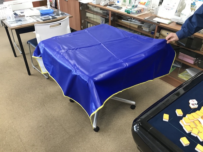 mahjongtable-cover-blue-on-table