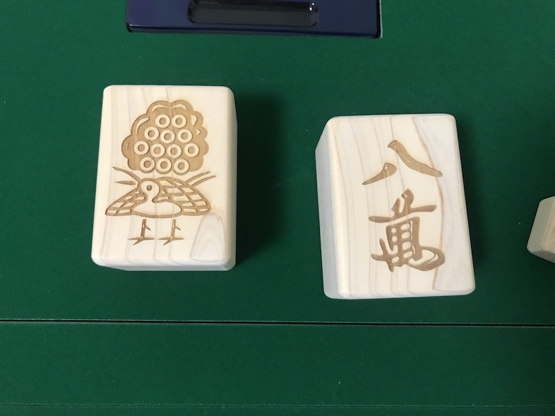 wood-mahjong-on-mat