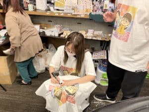 Tシャツにサインをする丸山奏子プロ