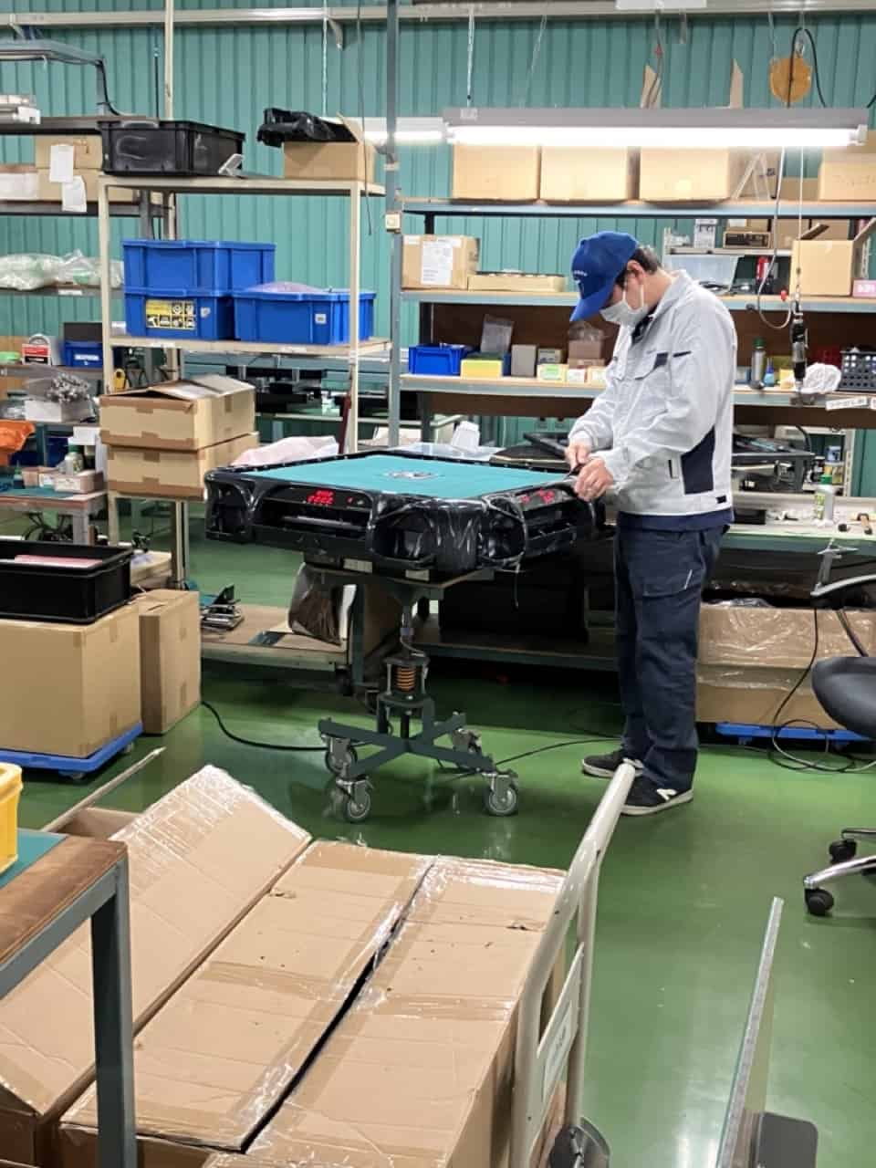 卓を組み立てる大洋技研社のエンジニアの人