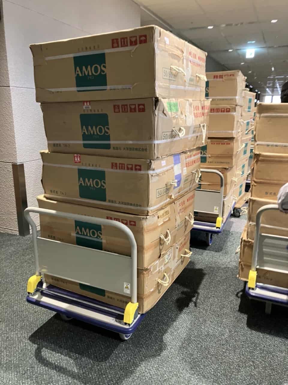 AMOSJOYが入ったはこ