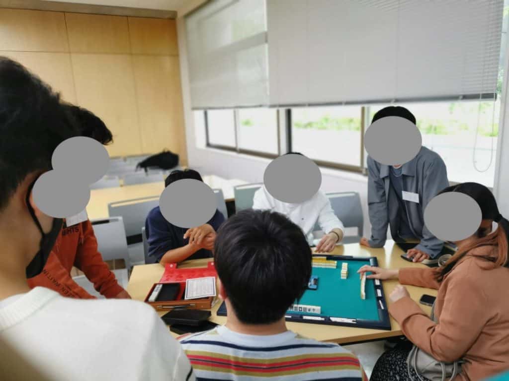 麻雀をしてる教室